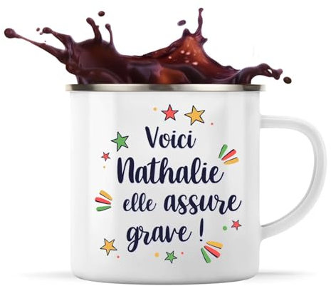 Planetee Tasse métallique Nathalie elle assure grave ! | Mug Mazagran Cadeau Fête des Mères Anniversaire Soeur Noël Tata Marraine Timbale Camping