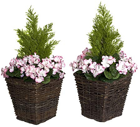 2 x künstliche Rattan-Pflanzgefäße mit rosa Geranien und Zedern-Formschnitt