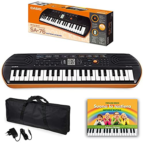 Kit Tastiera Casio SA76 (Fondo Arancione) con Alimentatore, Borsa e E-book Suona la Tastiera