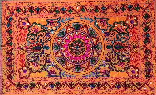 Original Kikan Rechteckiger Suzani-Wandteppich mit Blumenmuster und Pailletten, indischer Wandbehang, bestickter Läufer aus Baumwolle im Ethno-Boho-Stil (Orange)