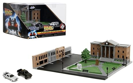Jada Nanoscene Back to The Future Hill Valley Courthouse Diorama - Film-inspiriertes Miniatur-Diorama inkl. 2 ikonischen Fahrzeugen (Time Machine & Toyota Pickup) - Sammelszene für Erwachsene und
