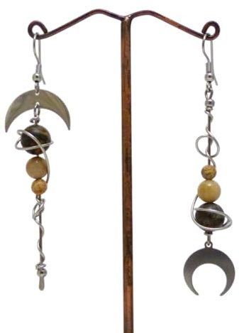 Expédié le lendemain de la commande. Boucles d'oreilles tribales dépareillées inversées, croissant de lune, pierres naturelles et acier inoxydable
