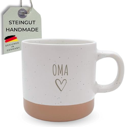 HerzHolzPapier® Steingut-Tasse 'OMA' – 360 ml – Handgefertigte Keramik Kaffeetasse Teetasse – Spülmaschinen- & Mikrowellenfest – Rustikales Design in Sprenkeloptik – Geschenk für Oma