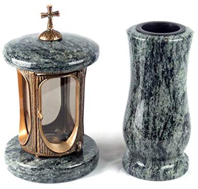 designgrab Grablampe aus messingfarbenem Aluminium in Antikoptik mit Kreuz und Grabvase in Granit Olive Green