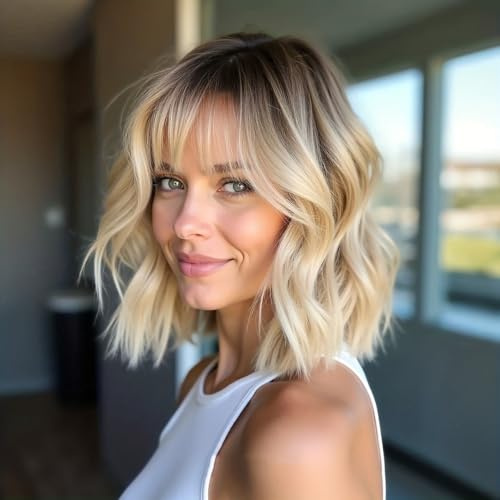 WIGNEE Kurze Wellige Bob-Perücke mit Pony, Ombré Blond/Highlight 12 Zoll Natürliche Lockige Wellen-Perücke Hitzebeständige Synthetische Klebefreie Perücke für Frauen