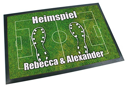 Unikatolo Fußball Fußmatte mit Name personalisiert | Fußabtreter mit Fußballfeld | Heimspiel Geschenk Fußballfan Sportverein Trainer | Einzugsgeschenk Paare Hochzeit | Deko Hauseingang (50 x 35 cm)
