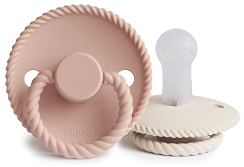 FRIGG Rope Silikon Schnuller | Schnuller 2 Packung | Symmetrischer Sauger in Kirschform | BPA-frei | Hergestellt in Dänemark | Silikon Schnuller | (Blush/Cream, Größe 2 (6-18 Monate))
