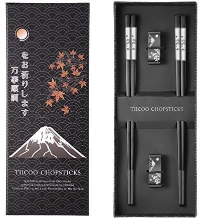 TIICOO Baguettes Japonaises en Acier Inoxydable 2 Paires – Réutilisables, Noir Antidérapant avec Support – Lavable au Lave-Vaisselle (Cadeau Élégant)