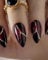 OXDOHUE 24 pièces Faux ongles à pression rouge noir en forme d'amande avec motif de ligne incurvée dorée avec bâton de colle sur les ongles pour un mariage, un anniversaire, un rendez-vous