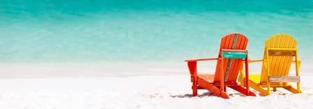 Leinwand-Bild 140 x 50 cm: Zwei bunte Holzstühle am tropischen weißen Sandstrand in der Karibik, Panorama mit Kopienraum perfekt für Banner(30607974)
