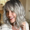 PORSMEER Perücke Grau Kurze Bob Perücke mit Pony Natürliches Ombré Silber Perücke Synthetisches Haar Bunt Täglich Party Halloween Cosplay Gewellte Lockige Perücken für Frauen