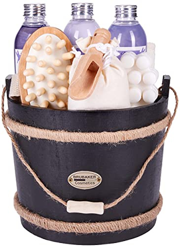 BRUBAKER Cosmetics Wellness Badeset - Lavendel - 9-teiliges Geschenkset mit Pflege- und Massage Accessoires im dekorativen Badefass