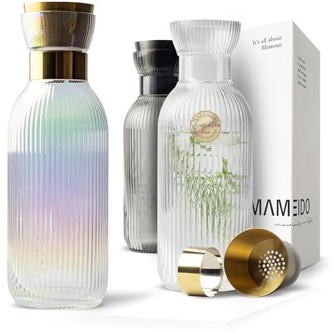 MAMEIDO Wasserkaraffe 1,5l, Glaskaraffe mit Deckel & Sieb, mundgeblasene Karaffe Glas, Wasserkrug mit edler Optik für besondere Anlässe, Karaffen zum Verschenken (Pearl Gold, 1500ml)