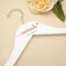 Personalisierter Braut-Kleiderbügel für Hochzeitskleid, personalisierbar, goldfarbener Namen, Holzaufhänger, Brautjungfer, Trauzeugin, Geschenke (Breite 42–44 cm)