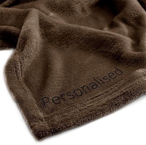 DecoKing Personalisierte Kuscheldecke 220x240 cm Braun Decke mit Namen Bestickt Microfaser Tagesdecke Fleece Mic