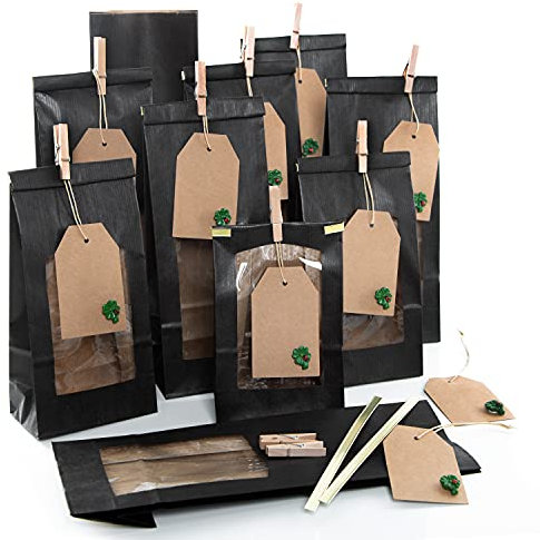 Logbuch-Verlag 10 schwarze Blockbodenbeutel mit Fenster + Kraftpapieranhänger zum Beschriften Weihnachten Verpackung Lebensmittel Geschenke