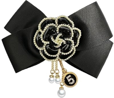Broche pré-nouée en forme de fleur de camélia avec grand nœud pour femmes et filles avec fausses perles CZ porte-bonheur numéro cinq chaîne pendante en tissu épingles à clip bijoux élégants cadeaux