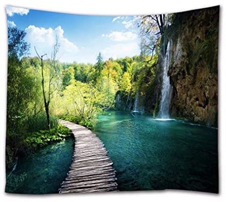 A.Monamour Wandteppiche Wasserfall Im Grünen Sommer Wald Blau Wasser See Bewölkten Himmel Holzpfad Natur Landschaft Landschaft Drucken Stoff Wandbehang Tapisserie Wandbild Vorhang Dekore 180x230cm
