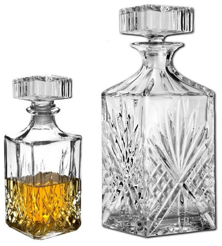 Decantador de whisky con vasos de vino o licores, como copa para Brandy