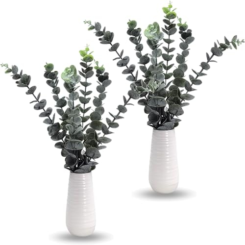 PASCH® 2er Set Eukalyptus künstlich in weißen Keramikvasen (45cm): Realistische künstliche Zweige Deko | Dekozweige | Kunstblumen im Topf | Künstliche Blumen im Topf: Eukalyptus Deko | Eucalyptus