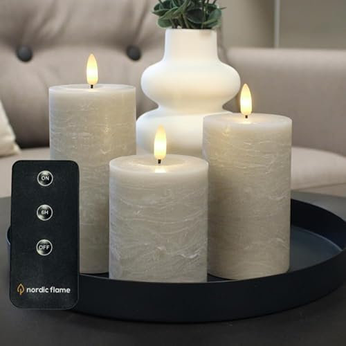nordicflame Premium LED Kerzenset – 3 Stück Echtwachs Kerzen in rustikaler Optik, für den Innenbereich, mit Fernbedienung & Timer, 3D Flamme, flackernd, Salbeigrün, Sandfarbe, Weiß (Sandfarbe)