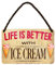Hängeschild - Life is Better with Ice Cream - Deko Metallschild mit Kordel und Saugnapf - Dekoration Eiscafe Eisdiele - Geschenkidee für Eisliebhaber Eisgenießer Gelato Fans - 18x12cm