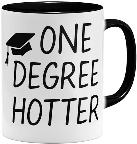 OM3 Bachelor Geschenk Tasse - Master Abschluss - One Degree Hotter - Keramik Becher - Beidseitig Bedruckt - Schwarz