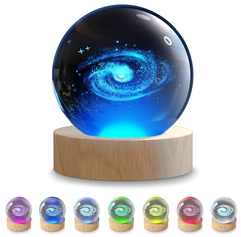 CSL - 3D Mond Kristallkugel Nachtlicht – LED RGB Licht – Gravierte Glaskugel aus K9 Kristall, 6 cm – Holzsockel – USB 5V Stromversorgung