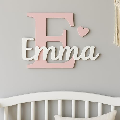 Personalisierte Namensschild Holz – Wanddeko Kinderzimmer & Babyzimmer – Handgefertigte Buchstaben aus Holz, Geschenk zur Geburt, Taufe oder Geburtstag (Hellrosa & Weiß, S – Höhe: 20 cm)