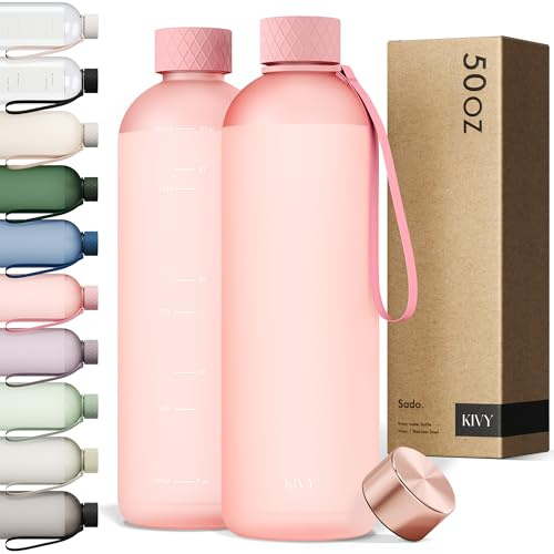 KIVY Botella de agua grande Tritan de 50 onzas, ligera e inastillable, sin | Se adapta a mochila y portavasos para viajes, deportes, escuela. Botella de agua grande con medidas. Botellas de agua de 1.5