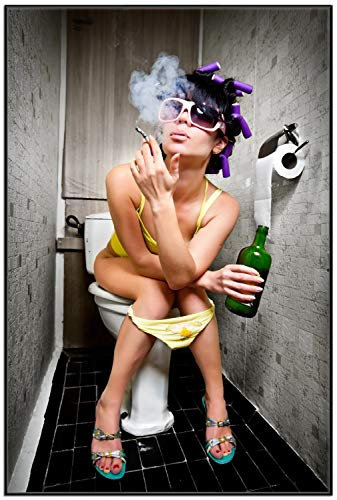 Wallario Wandbild - Kloparty - Sexy Frau auf Toilette Zigarette & Schnapsflasche - farbig in Premiumqualität, Poster mit schwarzem Rahmen, Größe: 61 x 91,5 cm