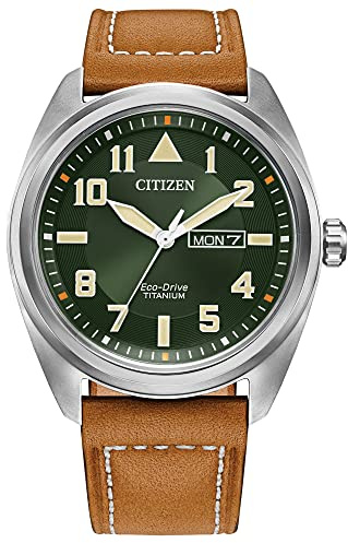 Citizen Orologio sportivo da uomo, casual, con 3 lancette, giorno/data, Eco-Drive, marcatori arabi, Super Titanium®, vetro zaffiro, orologio da campo