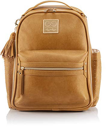 Itzy Ritzy Chelsea + Cole For Mini-Wickeltasche, Rucksack mit Nieten, 8 Taschen, Gummifüßen und Quaste, Karamellfarben mit Herz-Print innen und goldfarbenen Beschlägen