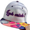 Outfitfabrik Snapback Cap „Leck Mich“ in weiß, Schirm mit Lutschermotiv, 3D-Stick in lila, Unisex, verstellbar an der Rückseite