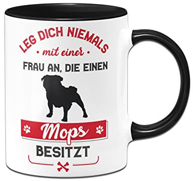 Tassenbrennerei Original - Hunde Tasse mit Spruch Leg dich niemals mit einer Frau an, die einen Mops besitzt - Kaffeetasse lustig (Schwarz, Mops)