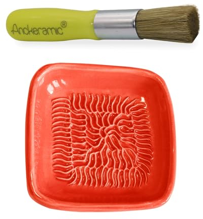 ANCKERAMIC® Ceramico Assiette à râper et pinceau à pâtisserie avec poils naturels - En céramique - Pour ail, gingembre, muscade - Fabriqué à la main (rouge/jaune)