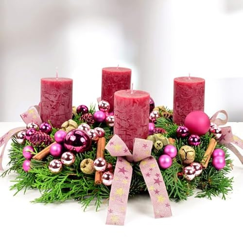 Frischer Premium-Adventskranz Glänzendes Fest in Lila-Bordeaux, handgebundener Kranz aus echter Nobilistanne, Durchmesser 30 cm, mit 4 hochwertigen Rustikkerzen, Adventszeit & Weihnachtsdekoration