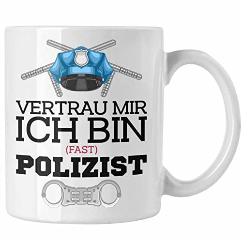 Trendation - Polizist Ausbildung Tasse Geschenk Polizei Lustiger Spruch Ich Bin Fast Polizist (Weiß)