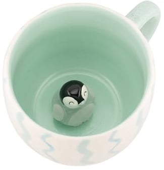 Home of Christmas Lustige Kaffeetasse Bunt – Farbenfroher Keramikbecher für Kaffee, Tee & Kakao | Geschenkidee zu Geburtstag, Weihnachten und Ostern (Mit Überraschung – Pinguin)