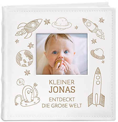 Maverton Einsteckalbum + mit Gravur - 21x22cm - Fotoalbum für 200 Fotos 10x15cm - 100 Seiten - Weiß - Geschenk für Kind zur Geburt Taufe Kommunion, Geburtstagsgeschenk - Rakete