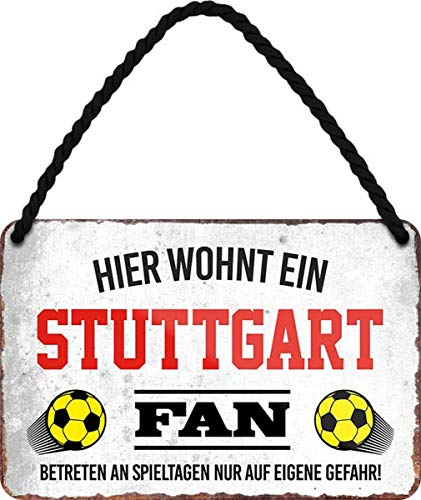 WOGEKA ART Retro Blechschild - Hier wohnt ein Stuttgart Fan Fußball - witziger Spruch Geschenk-Idee Geburtstag Weihnachten Deko 18x12 cm Vintage-Design Hänge-Schild Metall HS38