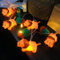 Kinderzimmer Pom-Pom-Lichterkette,Batteriebetriebene Löwen-Lichterkette mit Pompons-Kugeln in Macalon-Farbe Beleuchtungsdekoration für Weihnachtsfeiertage Mädchenzimmer (Grün+orange, 1.65m/10led)