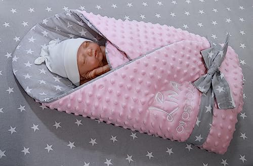 BotoBaby ★ Zweilagige Einschlagdecke Babydecke mit Namen und Datum Bestickt ★ Minky Hörnchen ★ Baumwolle ★ Füllung ★ 75x75 cm ★ (Hellrosa - Sternen)