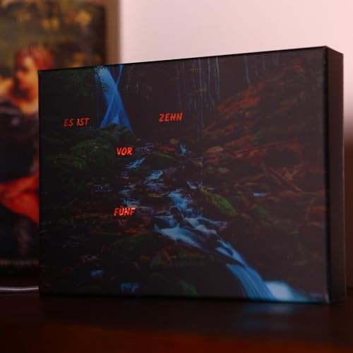 build-yours Elegant BoxClock Dark Forest – Digitale Uhr für den Tisch mit LED-Anzeige und verstellbarem Ständer – Moderne Schreibtischuhr für Zuhause, Büro und stilvolle Einrichtung