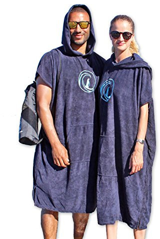 Penguin Poncho nachhaltiger Badeponcho in Einheitsgröße (S - XL) - kuscheliger Surf Poncho mit Kapuze, Bauchtasche und Tragebeutel - Umkleidehilfe, Handtuch Poncho, Badetuch, Bademantel (dunkelblau)