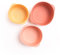 Inspire My Play – 3 x Koralle Stapelbare Silikonschalen und Sieb – Perfektes Zubehör für Sensory PlayTray – Zubehör für Tuff Tray – Spielzeug für Frühentwicklung & Aktivitätsspielzeug