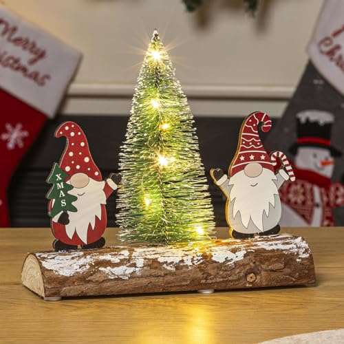 Gravidus Deko Weihnachtswichtel mit LED Tannenbaum auf Holzstamm – Beleuchtete Winter Tischdeko mit warmweißem Licht 20x15 cm