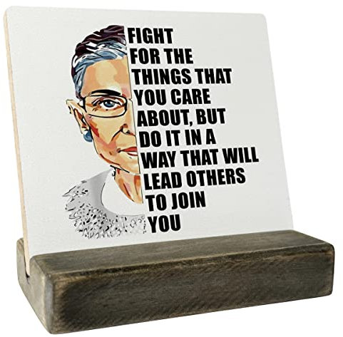 Feministisches Holzschild Geschenk, Fight For The Things You Care About, Schild mit Holzständer, Holzschild Plaque Geschenk, Ruth Bader Ginsburg, RBG Frauenrechte, Frauen Empowerment