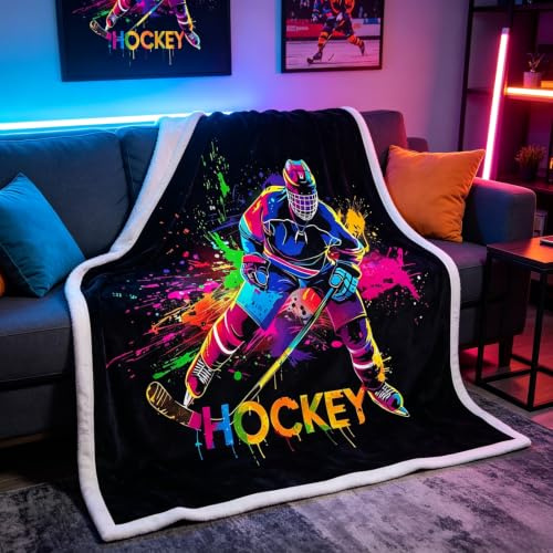 Homewish Couverture 100x130cm Enfant Puck, Plaid Canape Joueur de Hockey, Couverture Polaire pour Garçons Filles Hockey Athlète Silhouette Aquarelle, Jetés de Lit Arc-en-Ciel Graffiti Sports Bleu