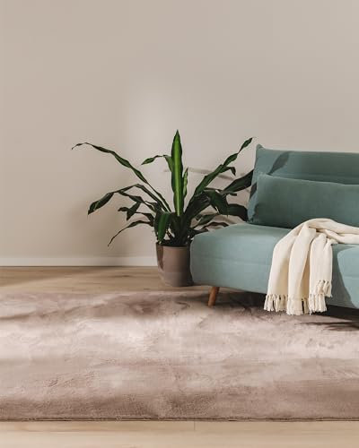 benuta Basic Kunstfaser Fellteppich Furry - Taupe 140x200 cm - Weicher Wohnzimmerteppich - Anti-Rutsch-Rückseite - Waschbar - Für Fußbodenheizung geeignet